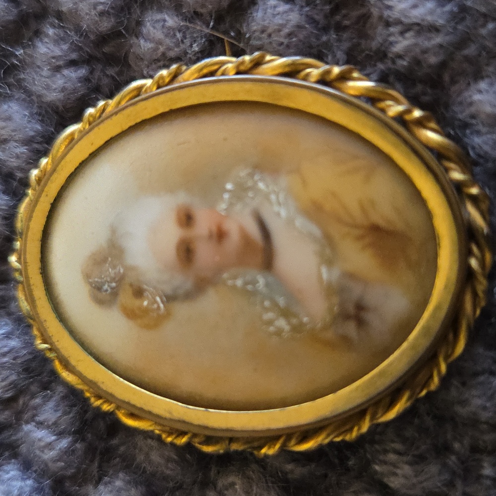 Victorian Elegant Gold Tone and Cream Cameo Brooch